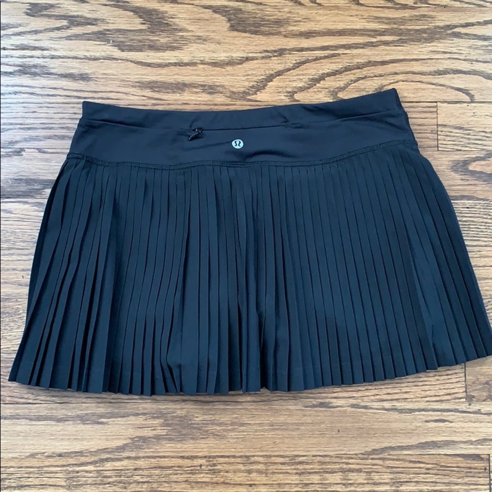 Black size 6 Lululemon skirt LIKE NEW
